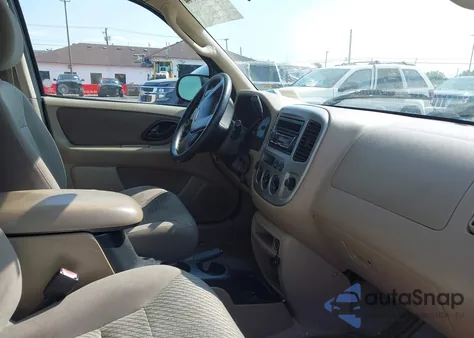 2004 Ford Escape Xlt from USA, damaged, VIN 1FMYU93144DA10489